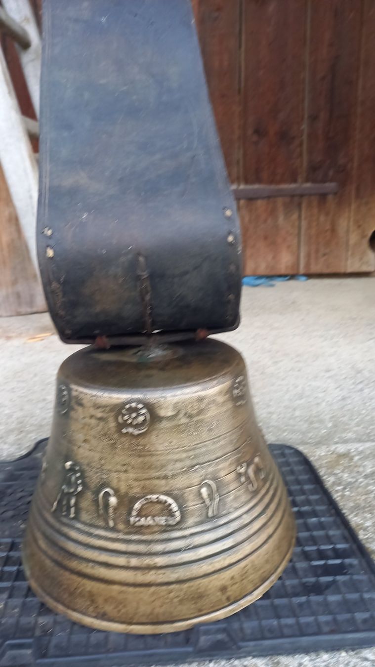 Glocken & Treicheln: Antike Glocke – Gebraucht aus Achseten von sma_659k 2