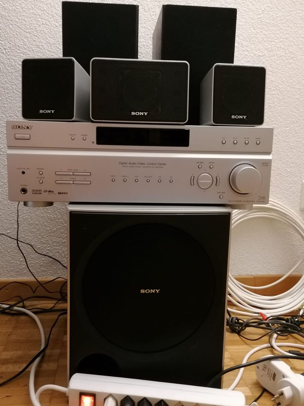 Sony Verstärker: Sony Surround Set mit AV Receiver – Gebraucht aus Gossau Sg von olles