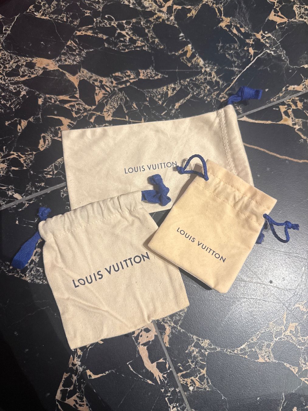 Scatole porta orologi: Louis Vuitton Staubbeutel 3 Stk. – Usato da Hagenbuch ZH venduto da PascalSahli