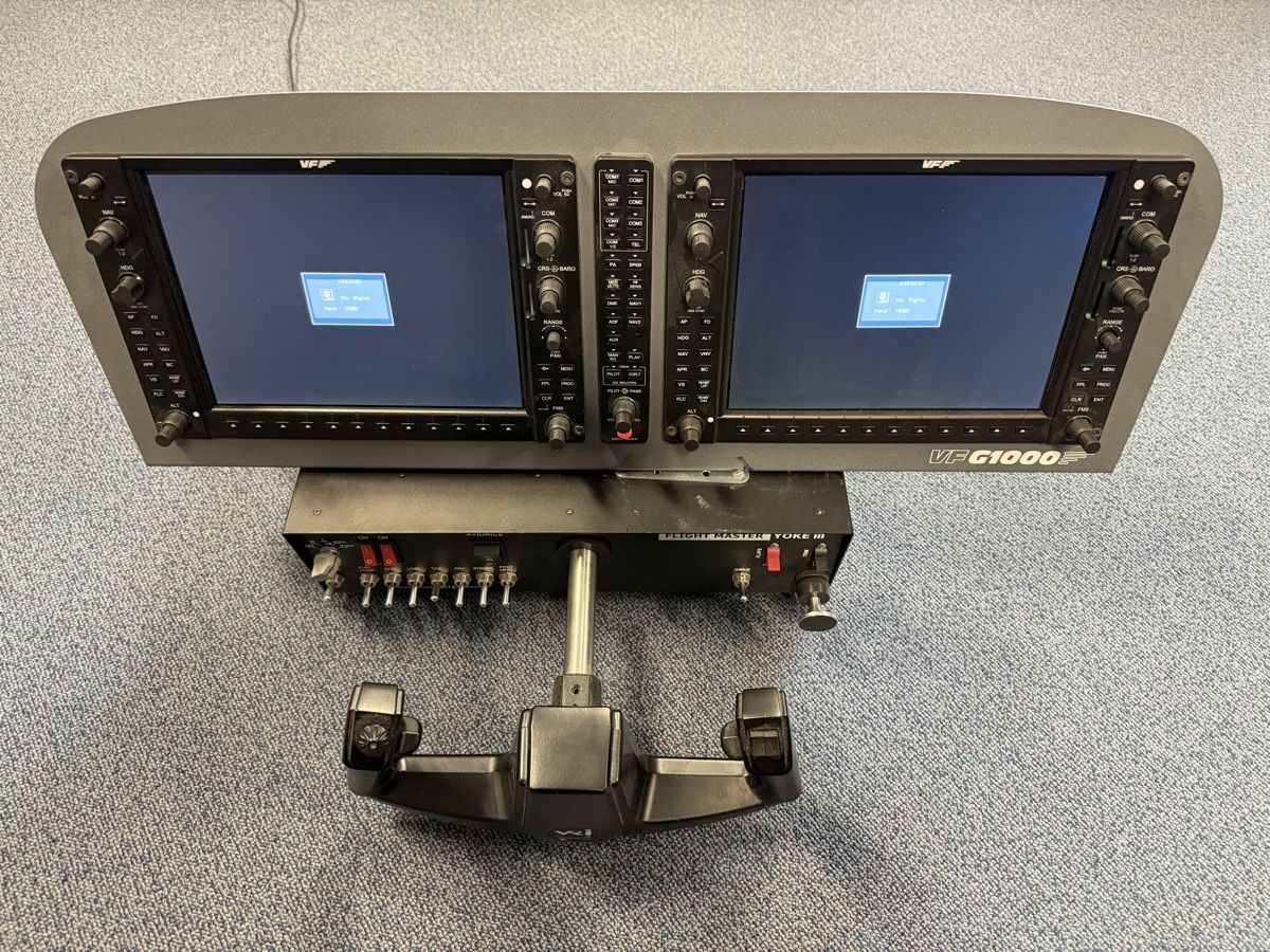 Sistema di controllo: Virtual Fly G1000 + Wilco Flight Yoke Master 3 simulator – Usato da Küsnacht ZH venduto da CRev