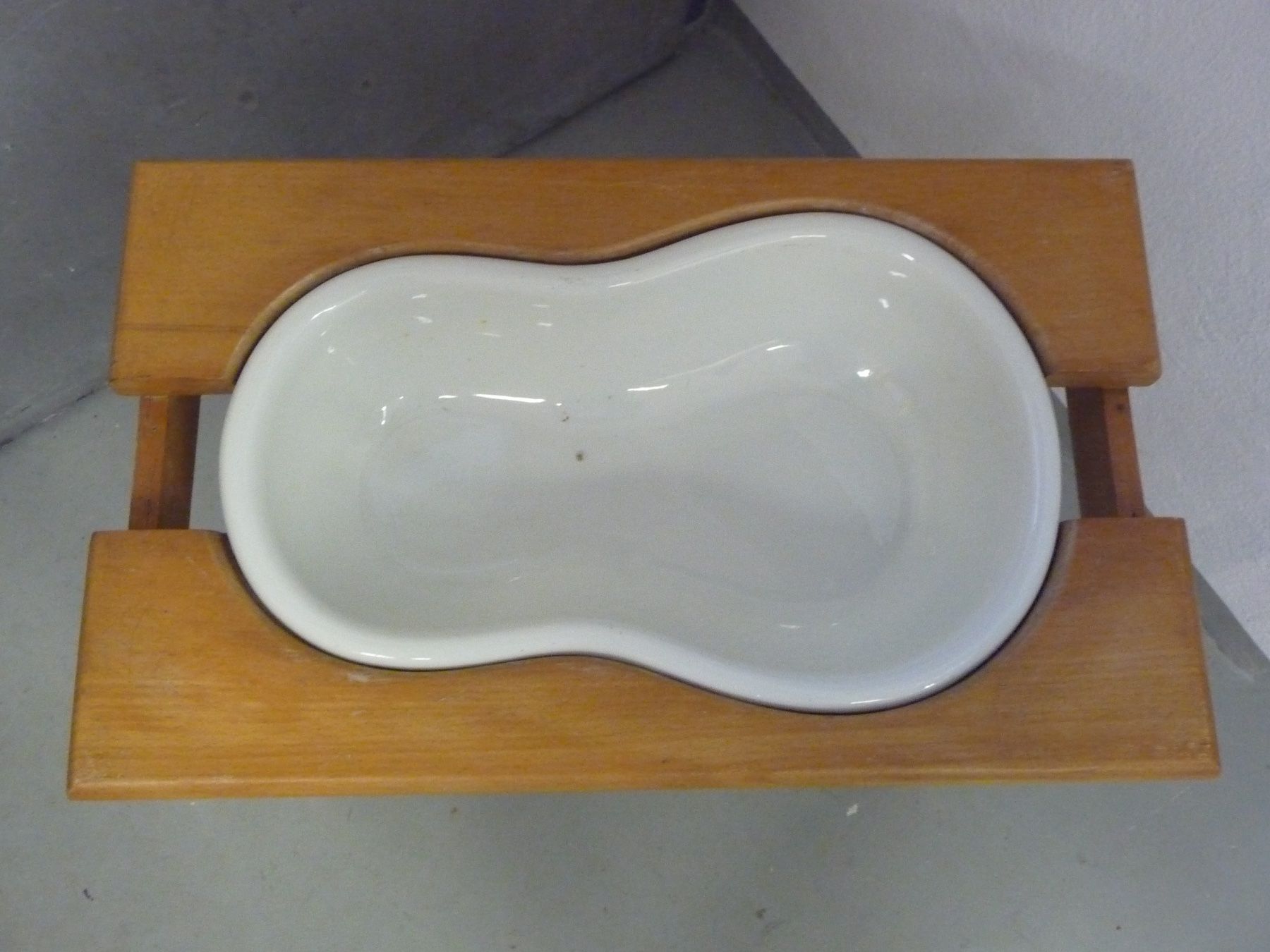WC: altes Bidet mit Holzgestell – Usato da Rafz venduto da Powacaddy 2
