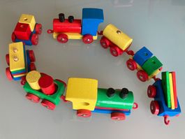 2x Zug aus Holz (mit je 1 Lokomotive und 3 Güterwaggon)