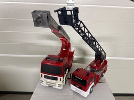 zwei Feuerwehrwagen