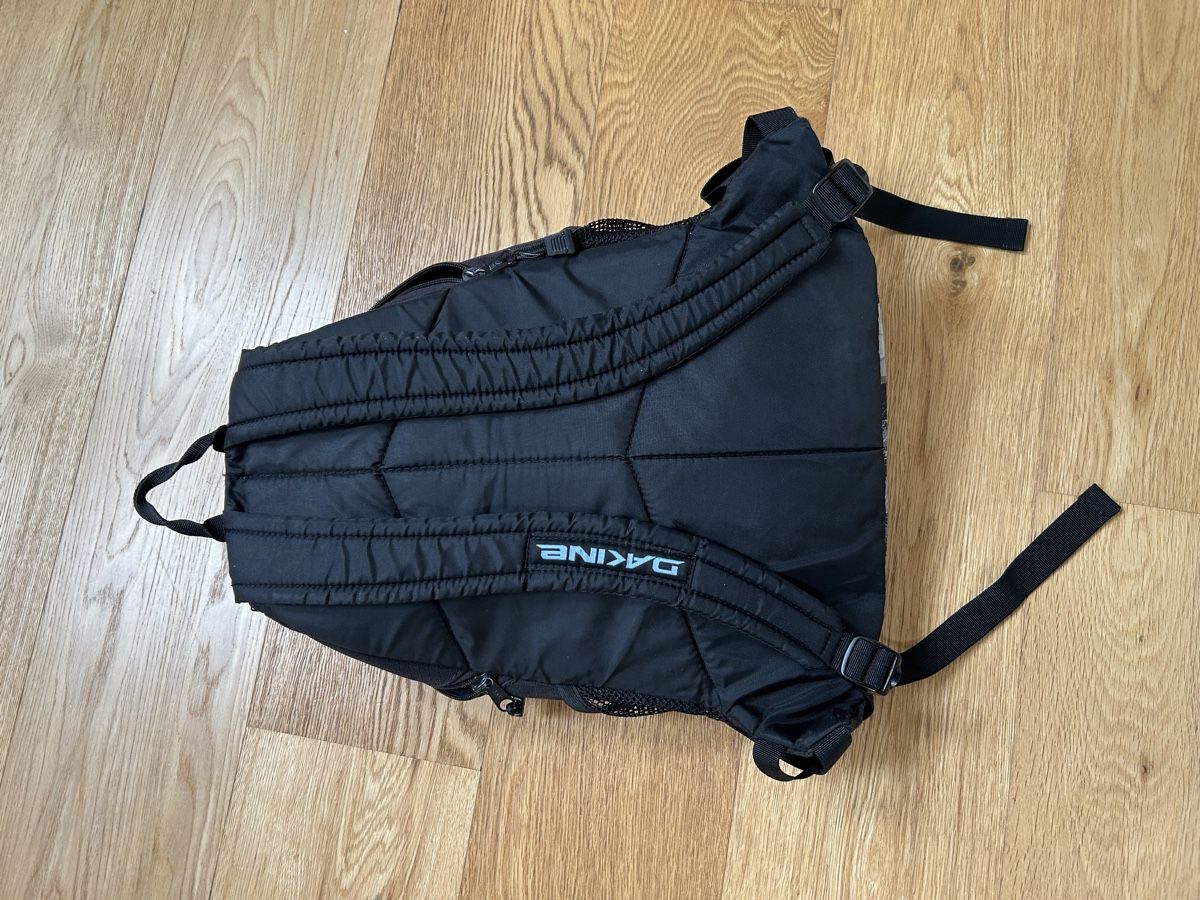 Dakine Sacs à dos: Rucksack Dakine schwarz mit Blumenmuster  – D'occasion à Au ZH par ber_2mtp 1