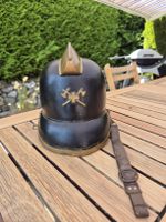 Casque pompier ancien blason croix haches laiton cuir Suisse