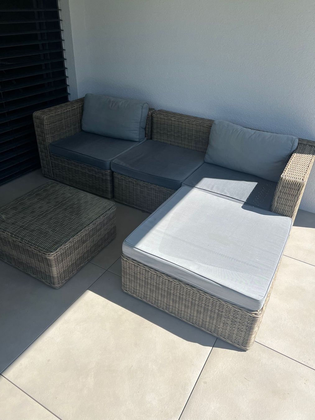 Chaises longues: Rattanlounge inkl. Loungetisch – D'occasion à Gunzgen par lea_wy8h 1