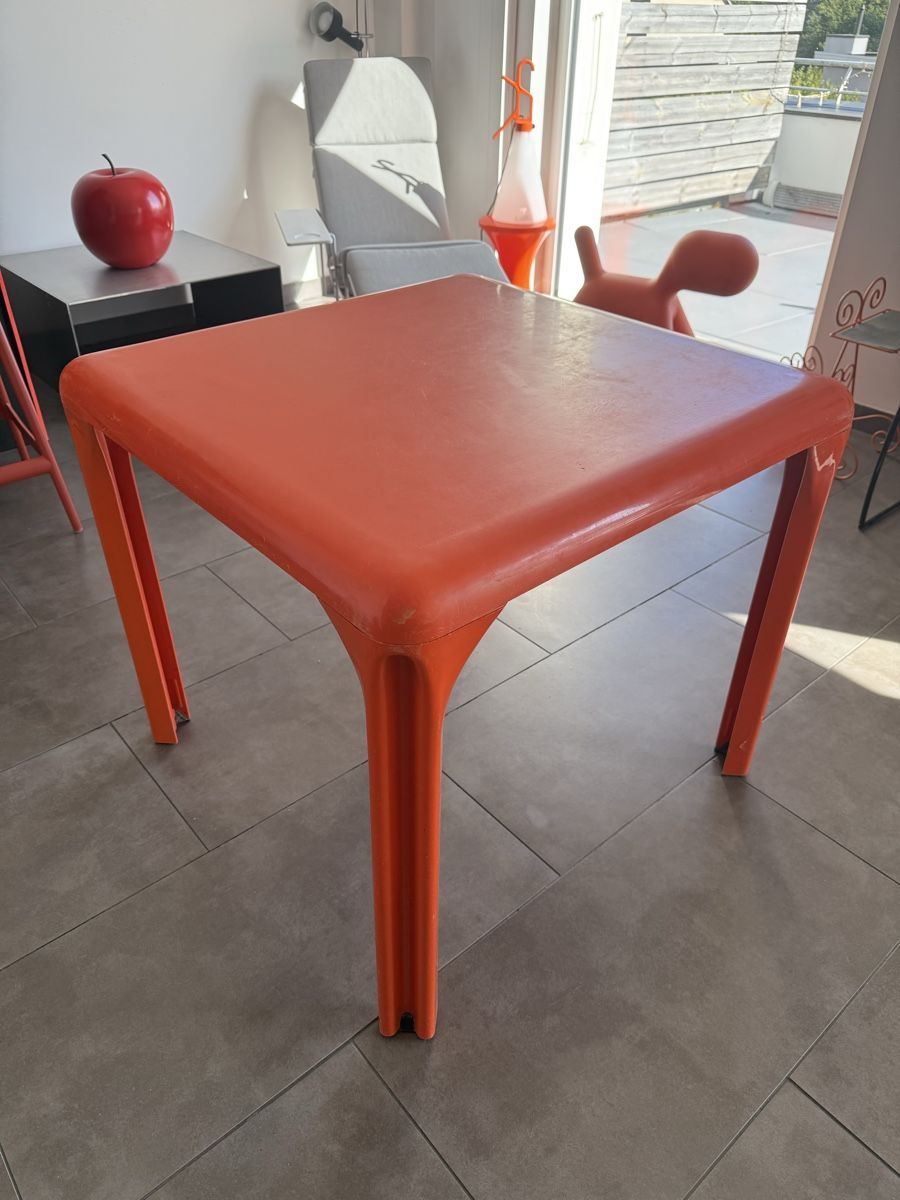 Tavoli: Table STADIO 80 Vico magistretti – Usato da Cormondrèche venduto da Mobilier.Design