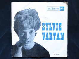 Sylvie Vartan - (I'm Watching) Every Little Move You Make