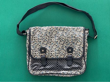 Tasche zum Umhängen, plastifiziert mit Blumenmuster