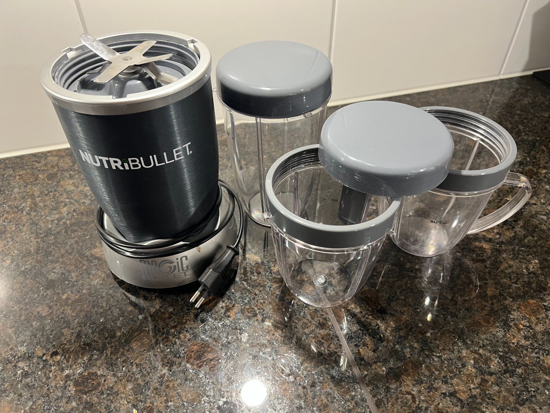 Nutribullet Appareils de cuisine: NutriBullet Mixer mit 3 Bechern und 2 Deckeln – D'occasion à Uster par Stoessda 1
