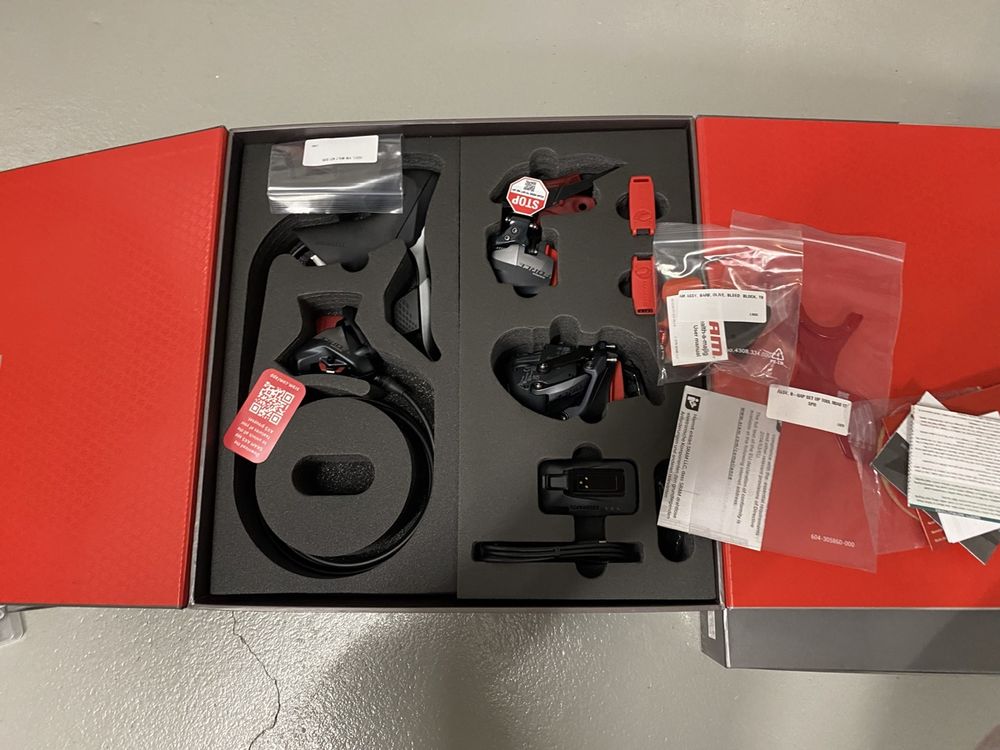 Komplette neue SRAM Force eTap AXS Gruppe 2x12 Kaufen auf Ricardo