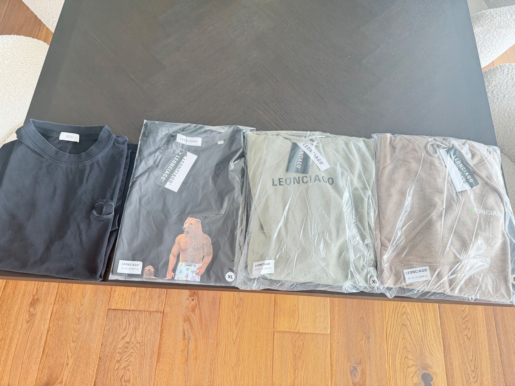 Dior Lotti di vestiti: KLEIDERPACKET AB 1.- 2X T SHIRT, 2X HOODIE – Nuovo (secondo la descrizione) da Zollikofen venduto da Level_911