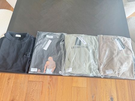 KLEIDERPACKET AB 1.- 2X T SHIRT, 2X HOODIE