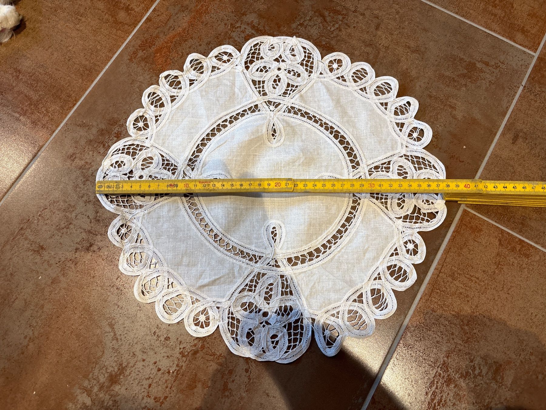 Tutte le decorazioni: Handgesticktes Deckchen, runde Tischdeko – Usato da Bülach venduto da Jackybabue 2
