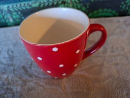 Hübsche Tasse von Depot rot mit weissen Punkten