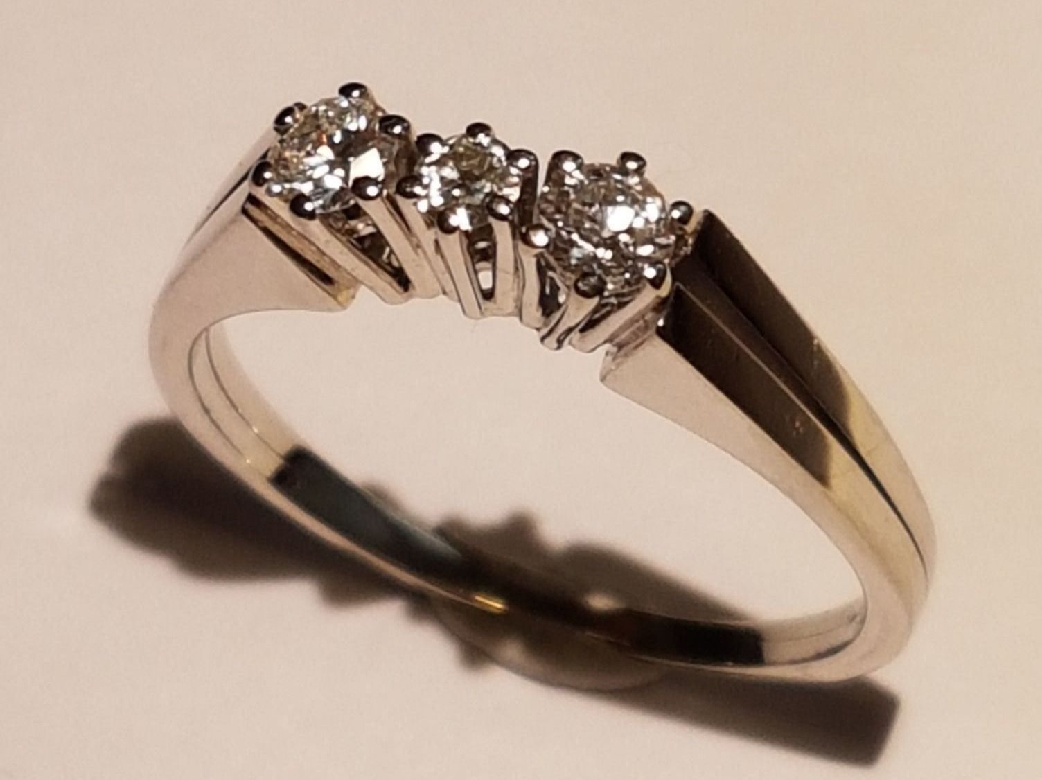 Anelli: 750 Weissgold + 3 Diamanten – Nuovo (secondo la descrizione) da Unterägeri venduto da Altgoldschmuck 1