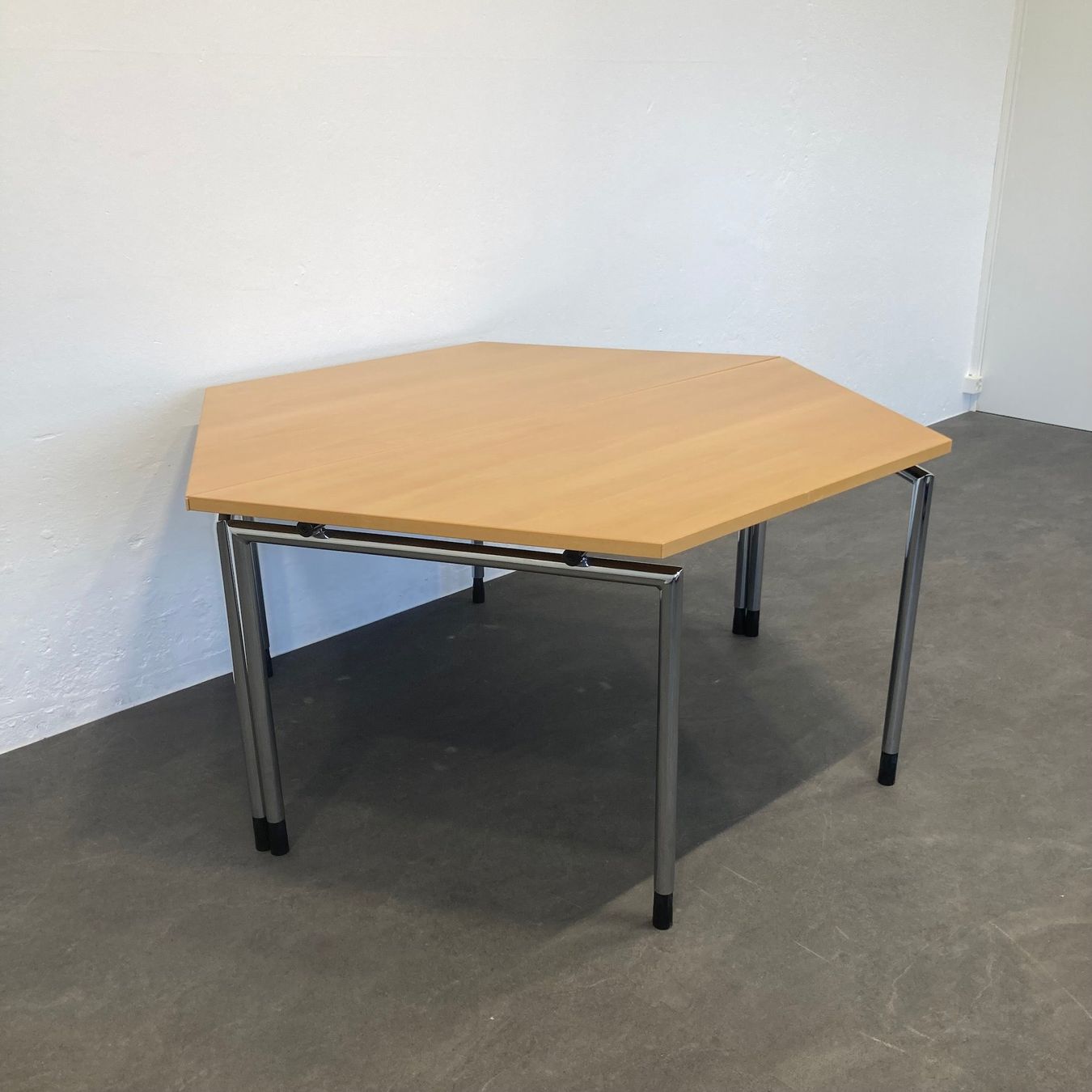 Sedus Tavoli: Sedus Classic Sitzungstisch Trapez-Kombi – Usato da Schönenwerd venduto da mcofficeshop 1