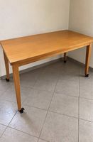 Grosser Holztisch 180 × 70 cm auf Rollen mit Bremsen