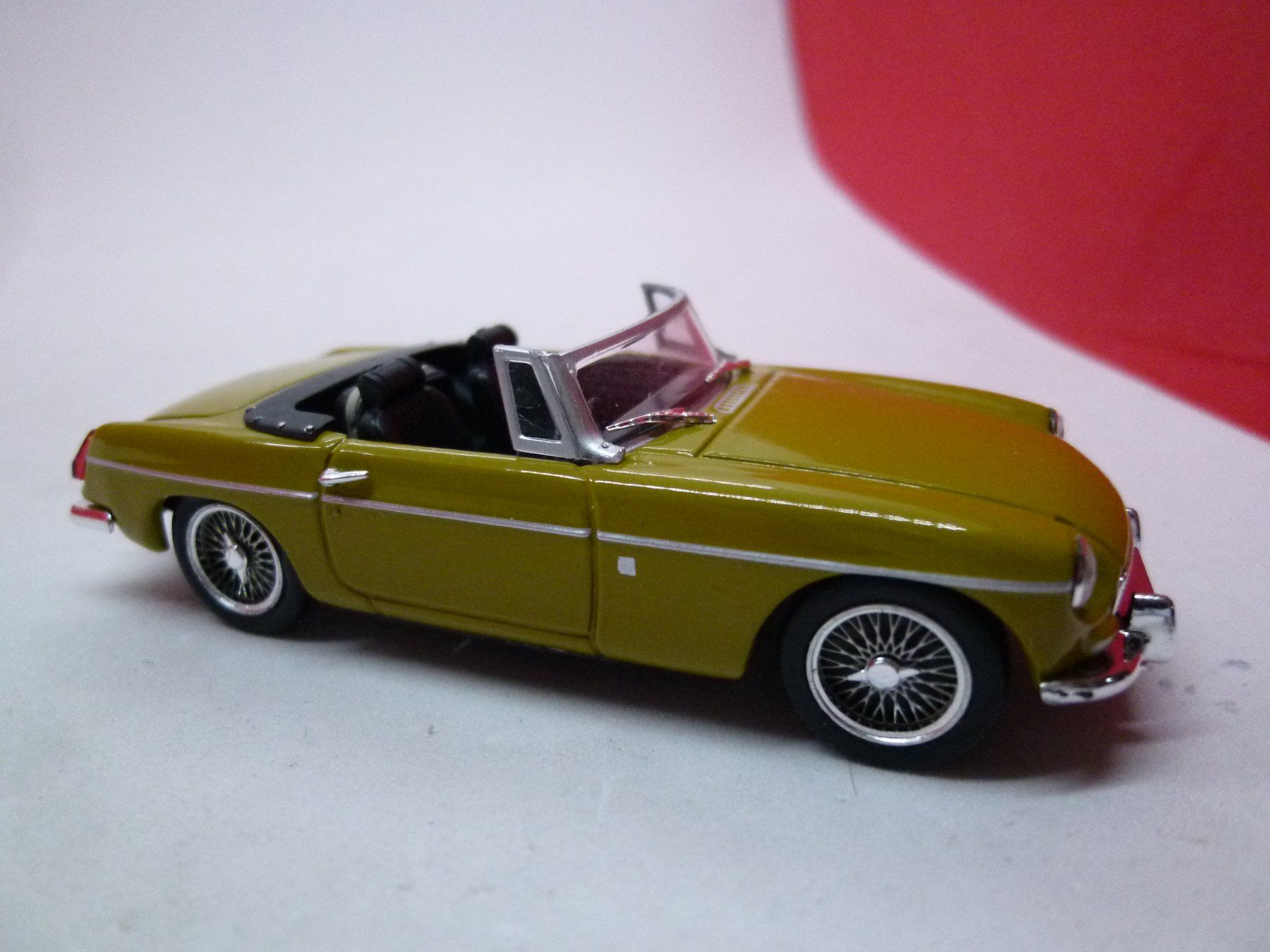 MG Modellautos: MG B Cabrio - ocker - von Universal Hobbies - selten – Gebraucht aus Reiden von mondial2
