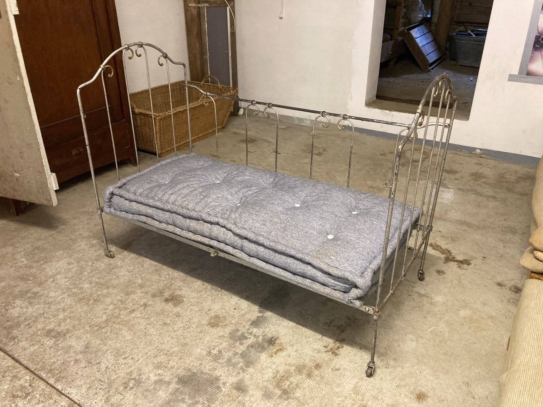 Betten: Kinderbett / Couch aus Gusseisen – Gebraucht aus Zug von Linda_VK0 5