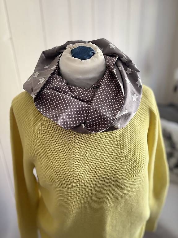 Foulard & Sciarpe: Loop Schal 2-in-1 grau Sterne & Punkte/Stillschal – Usato da Hemberg venduto da mel_p76n 1