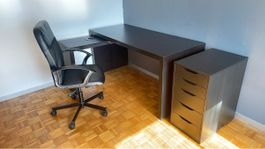 Schreibtisch, Schubladen-Element und Bürostuhl