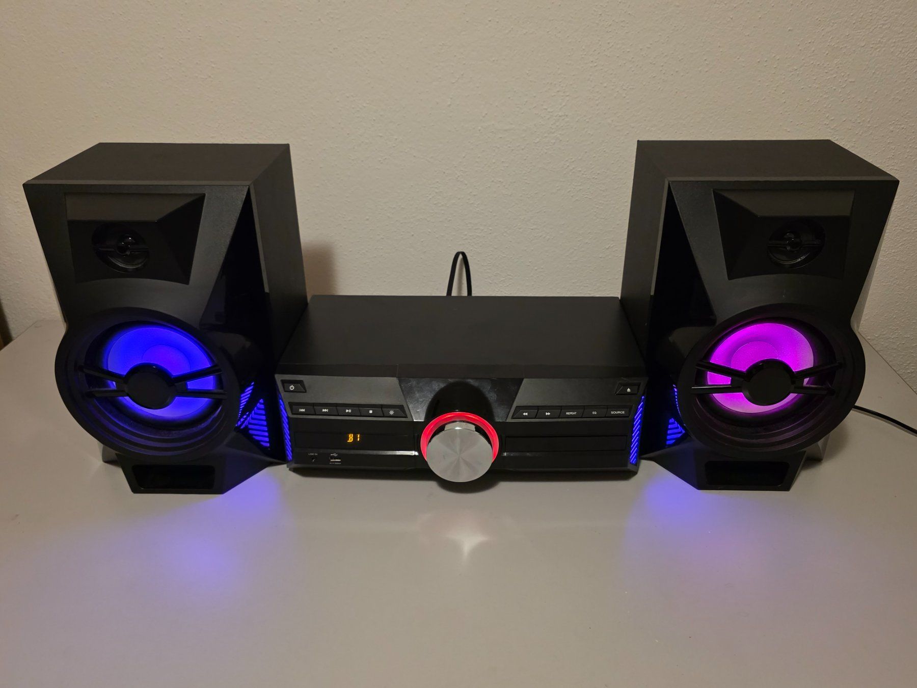 Lettore multimediale & Streamer: Kompakte Musikanlage mit Bluetooth und Lightshow Intertronic – Usato da Badäl venduto da RYzeR9980X4D