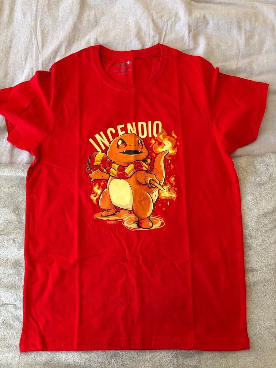 T-shirt: Red T-Shirt w/ Charmander Graphic - Size M – Nuovo (secondo la descrizione) da Basel venduto da nik_78fb