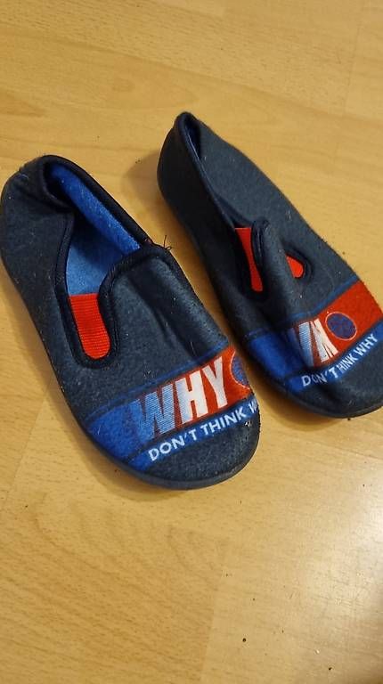 Scarpe per ragazzi: Pantoufle neuve taille 32 – Usato da Lausanne venduto da yannaroundtheworld