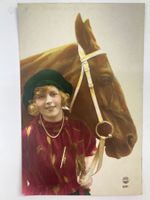 Fotopostkarte Frau mit Pferd Handkoloriert - um 1920 Antik