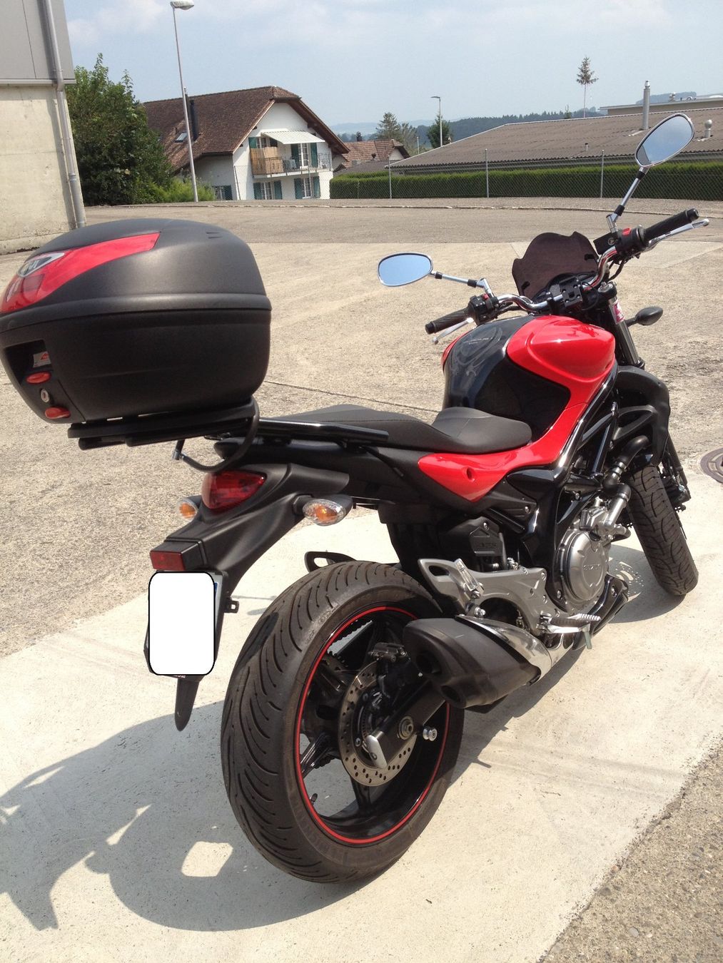 Suzuki Strada: Suzuki Gladius 650 Top zustand – Usato da Rickenbach LU venduto da Hulibu 1
