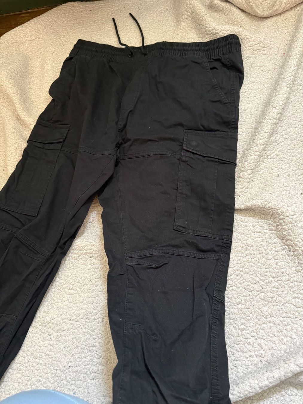 H&M Pantaloni: Pantalon cargo H&M noir, taille L – Usato da Erlach venduto da migdep985 1