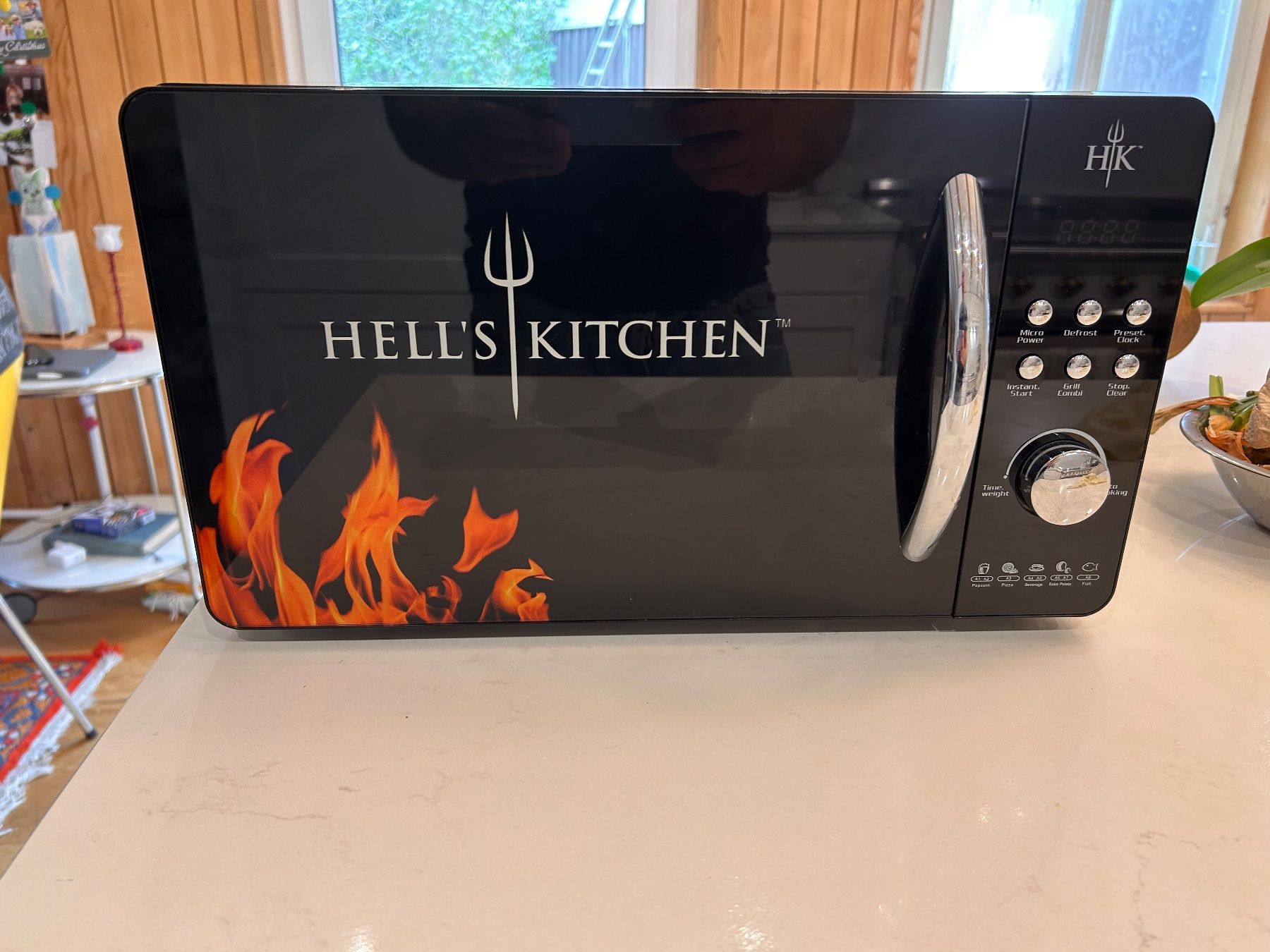 Küchengeräte: HELL'S KITCHEN MWX 2000 MIKROWELLE MIT GRILL – Gebraucht aus Tafers von JP911 1