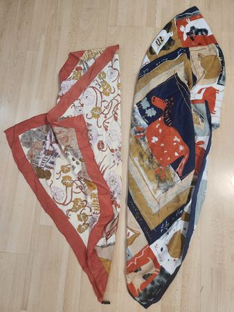 Lot de deux foulards carrés soie  motifs animaux