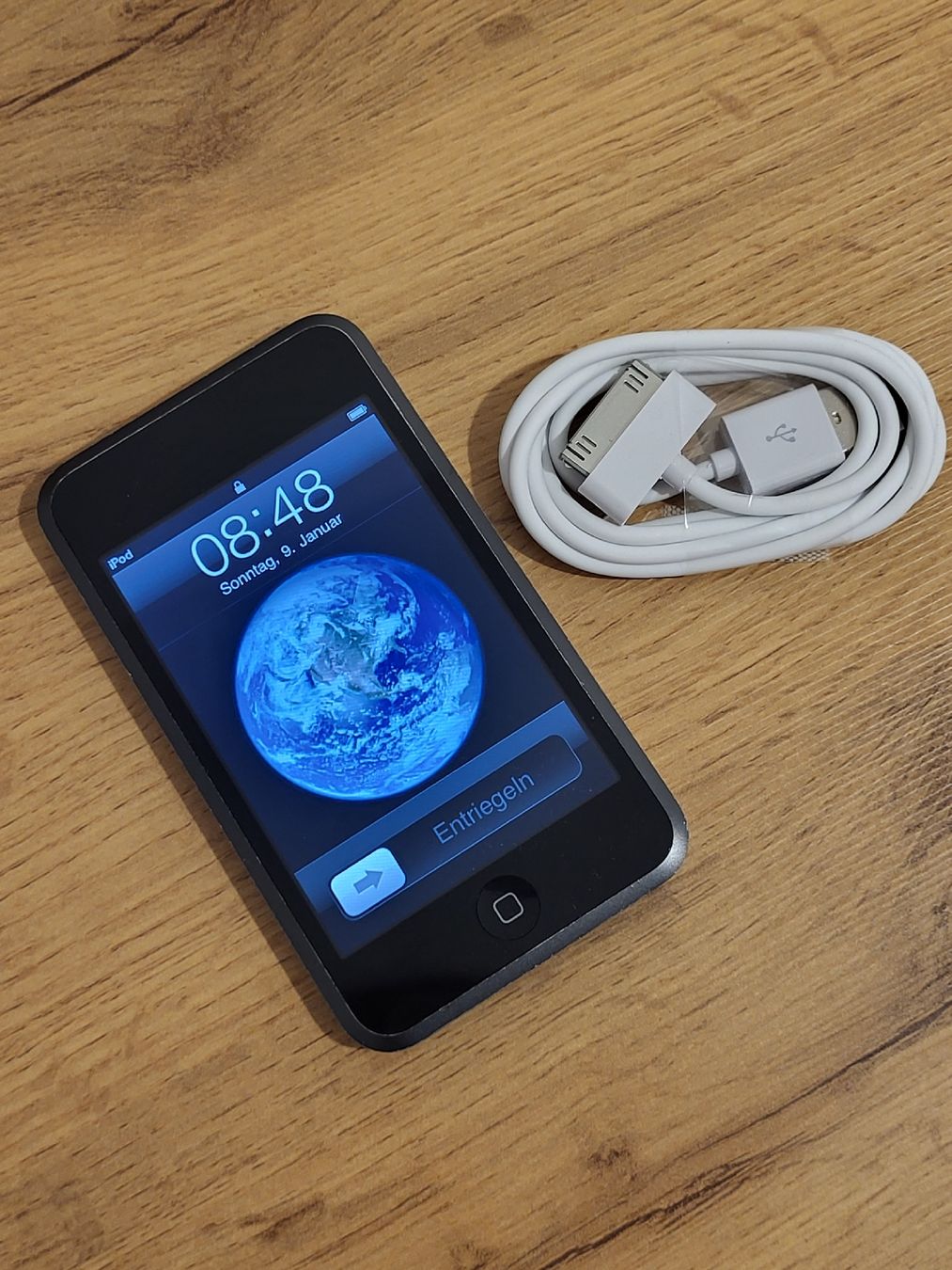 Apple Tragbarer Mediaplayer: Apple iPod Touch 4. Gen 8GB mit Ladekabel  – Gebraucht aus Allschwil von Uhrenbinz