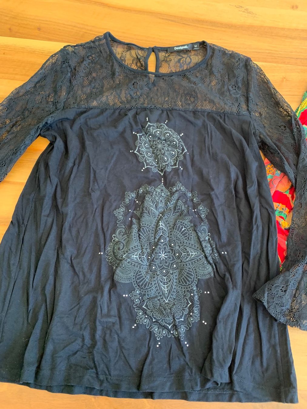 Desigual Lotti di vestiti: Desigual 2 mega schöne Shirts Gr. M – Usato da Meiringen venduto da snahhanssnah 1