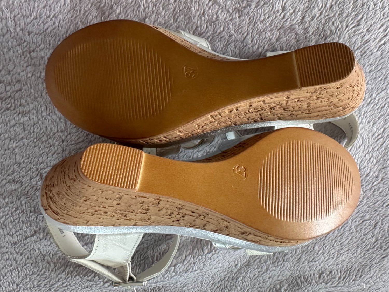 Damenschuhe: Sandalen mit Keilabsatz, Silber/ Weiss – Gebraucht aus Niederglatt ZH von Polobunny 2