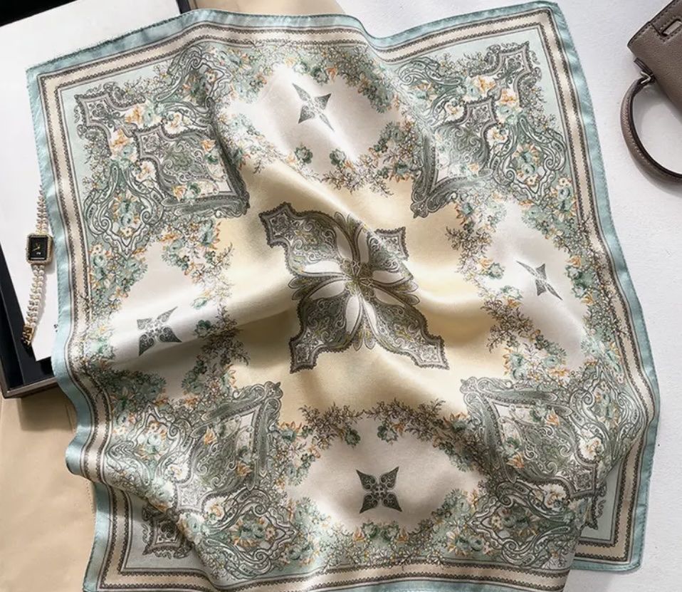 Foulards & écharpes: Silk Square Scarf – Neuf avec emballage d'origine à Rapperswil SG par Gemstonebyyo 2