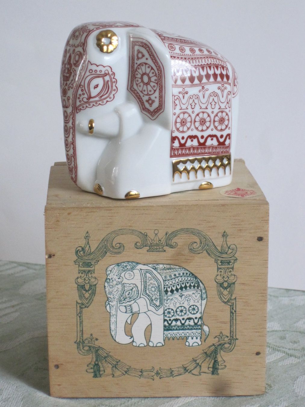Statuette: PORZELLAN  - ELEFANT,  CEYLON TEE-GEFÄSS – Nuovo e nell'imballaggio originale da Zürich venduto da Fredor01