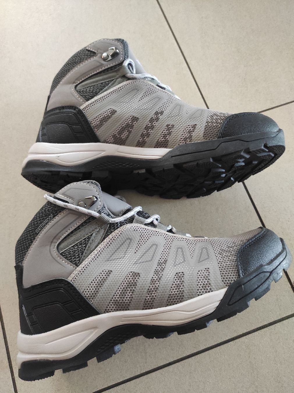 Chaussures filles: Wanderschuhe  gr 37, grau, neu. – Neuf (Voir description) à Rupperswil par Tynna