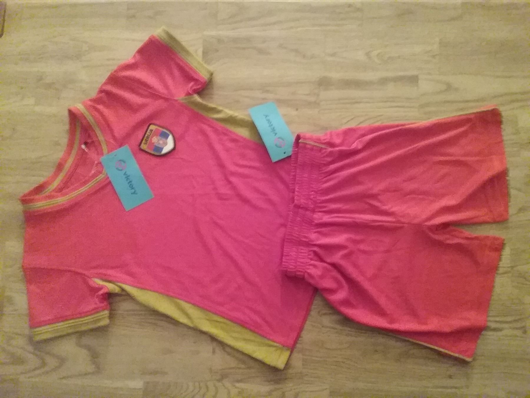 Scarpe, pantaloni & magliette da ginnastica: Neues 2 teil.Fussballset SERBIJA Gr. 116 – Nuovo e nell'imballaggio originale da Zürich venduto da lehmi1