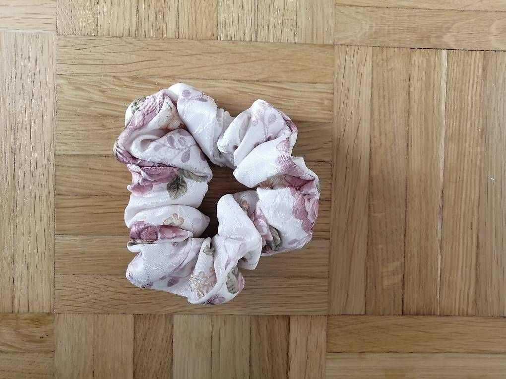 Accessori per capelli: Scrunchies per capelli – Nuovo (secondo la descrizione) da Davesco-Soragno venduto da Mia_sii 1