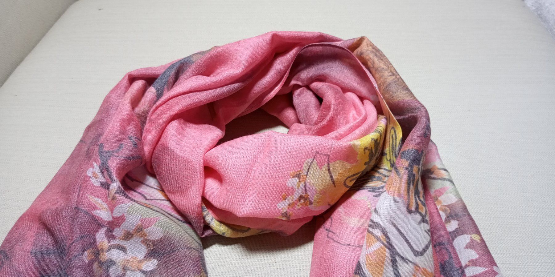 Foulard & Sciarpe: Romantischer Schal mit Blumenmuster zu Nile Odd Molly – Usato da St. Gallen venduto da Hereplaysmusic 1