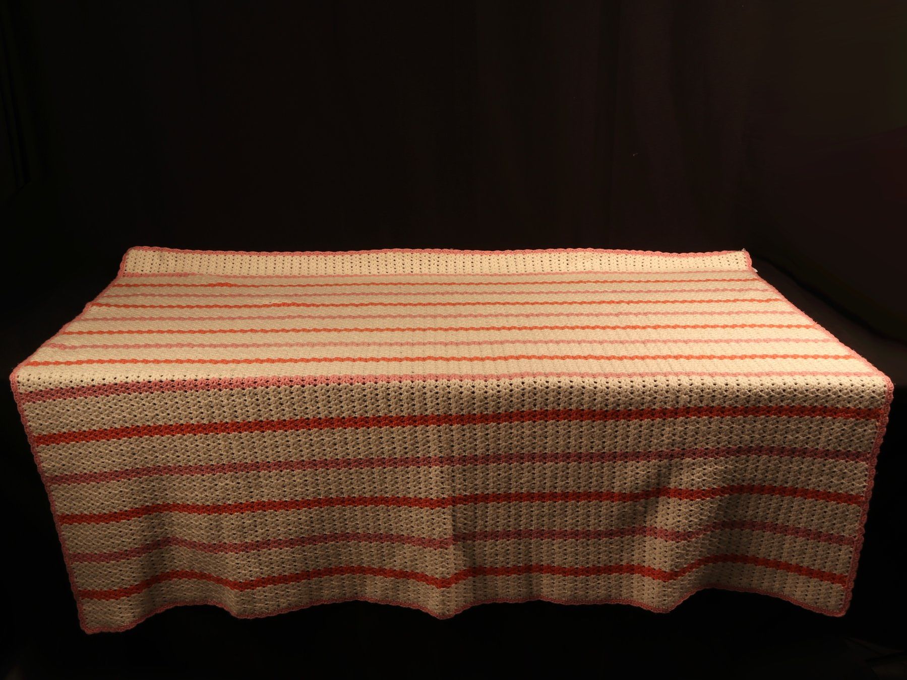 Coperte: HANDARBEIT Gehäkelte Decke weiss/rosa – Usato da Steinen venduto da Restwert_Steinen 4