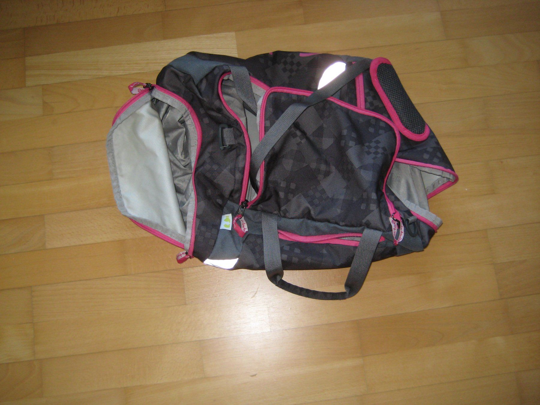 Satch Borse & Zaini: Sporttasche Satch grau/pink – Usato da Dietlikon venduto da kue_6cd5 1