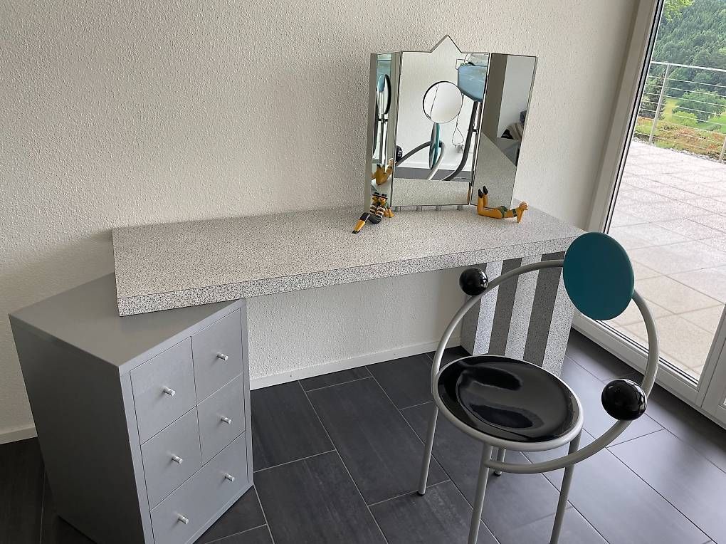 Tavoli da trucco: Schminktisch von Driade mit Memphis-Stuhl First – Usato da Adligenswil venduto da hei_6lwl
