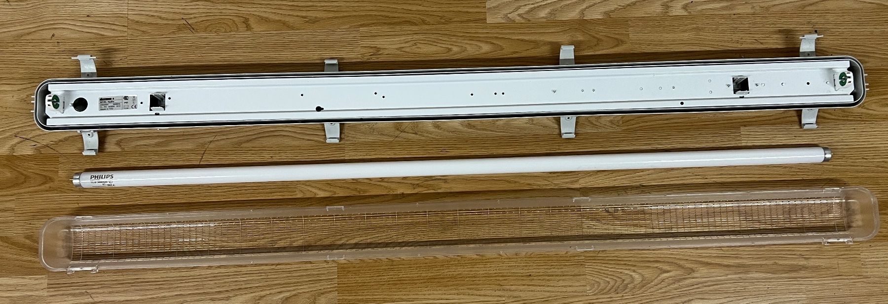 Lampade: FL Aussenleuchte, IP66, Länge = 1300mm – Usato da Hasle b. Burgdorf venduto da rema78