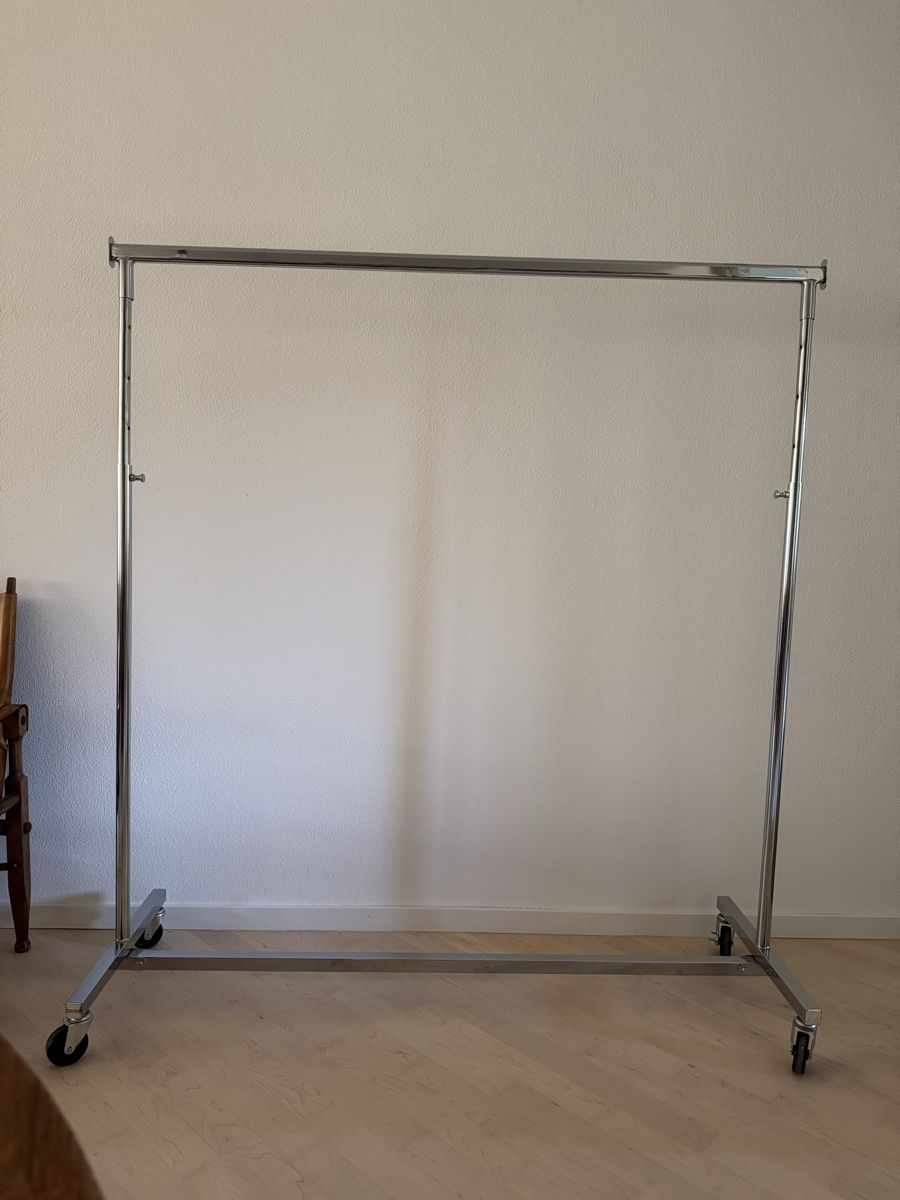 Pfister Garderobe: Verchromter Kleiderständer mit Rollen 220cm breit – Gebraucht aus Zürich von PhilippeMueller 2