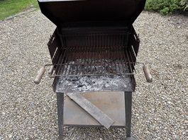 Holzkohlegrill