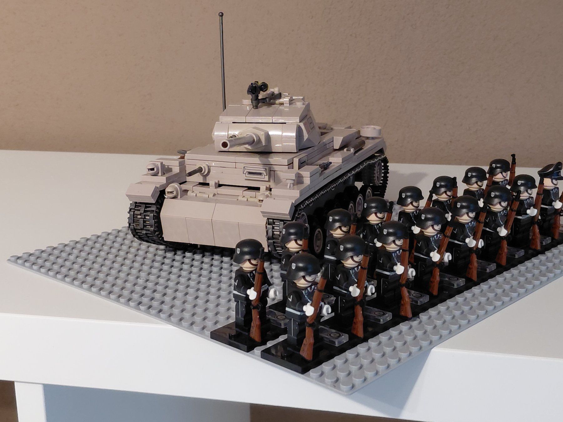 Kit di modellismo & Modellini statici: Panzer III mit Soldaten – Usato da Sirnach venduto da sonnebeck 2